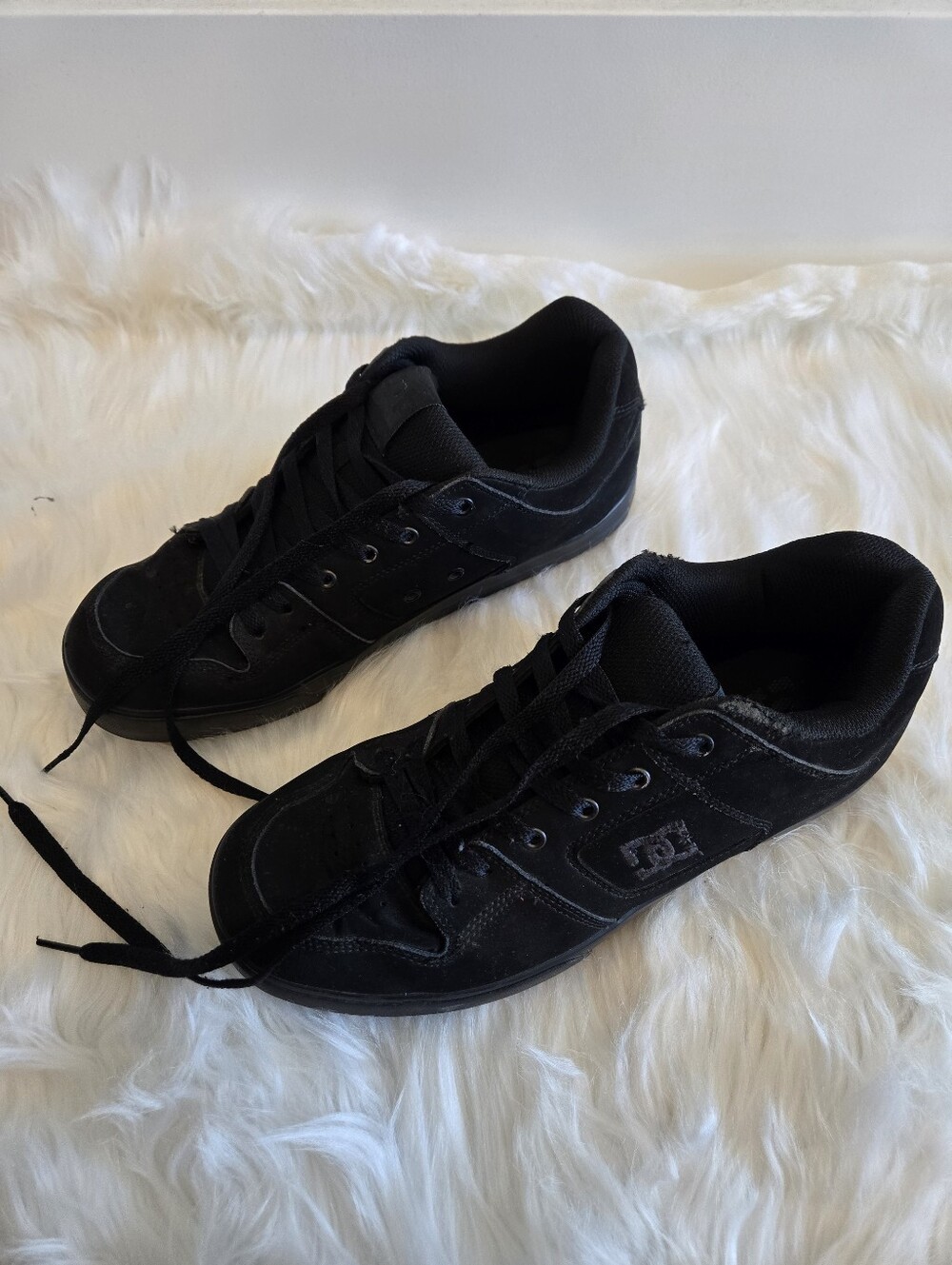 DC Pure Black Suede Skate Shoes Men's Size 12 Low Top Skateboarding Sneakers - Picture 2 of 7